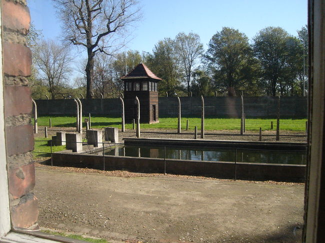 第6ブロック内<br /><br />死刑執行とガス室に次いで効果的な囚人の虐殺方法は、労働であった。囚人たちは様々な分野の仕事をさせられていた。最初は収容所の増築作業という仕事だったが、次第に、囚人たちの労働力をドイツ第三帝国の産業が利用し始めた。仕事は休息なしでいつでも走りながら行わなければならなかった。仕事のテンポの速さ、食糧不足、そして激しい拷問が、死亡率を高めた。労働班が収容所に戻るとき、手押し車には囚人の死体が積まれ、そしてスコップで殴られた負傷者も中には混じっていた。