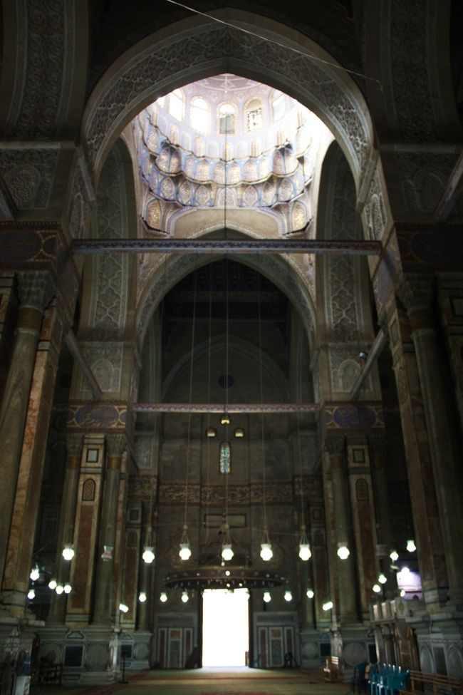 さらに先に進むと、天井の高い、アーチ型の巨大な空間が広がっていました。<br /><br />やはり柱や壁には規則的な細密紋様が描かれています。<br /><br /><br />ここでも観光客はほかに数人しかおらず、この巨大で静かな空間を独占しているようで、ぜいたくな時間を過ごせました。