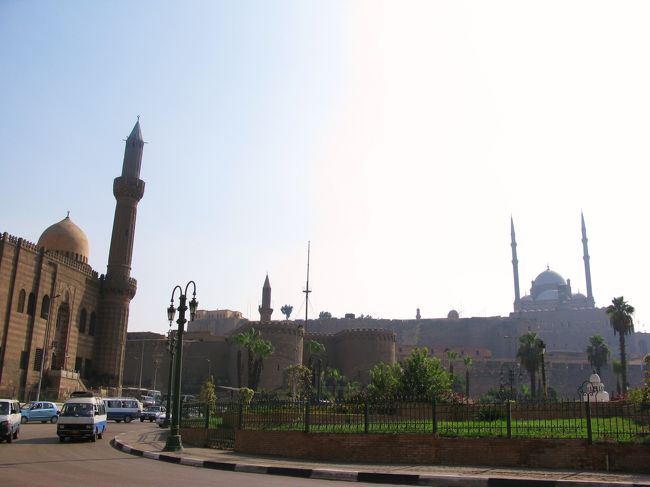 両モスクを出たところにあるサラーフッディーン・アイユービー広場からはシタデルにそびえるムハンマド・アリ・モスクがよく見えます。<br /><br />さて、もう１０時３０分。<br />まだまだイスラム地区にはたくさんの個性的なモスクが残っているのですが、飛行機の時間もあるのでこのくらいにして、タクシーを拾ってコプト教（エジプトを中心とする原始キリスト教の一派）寺院の残るオールドカイロに向かうことにします。<br /><br />・・・今回でエジプト紀行を終わりにする予定だったのですが、ガーマ・アフマド・イブン・トゥールーンをはじめとする、あまりにも静かで美しいイスラム建築の紹介だけで旅行記がいっぱいになってしまいました。。<br /><br />→TO BE CONTINUED...<br />（オールドカイロ観光に続く。） 