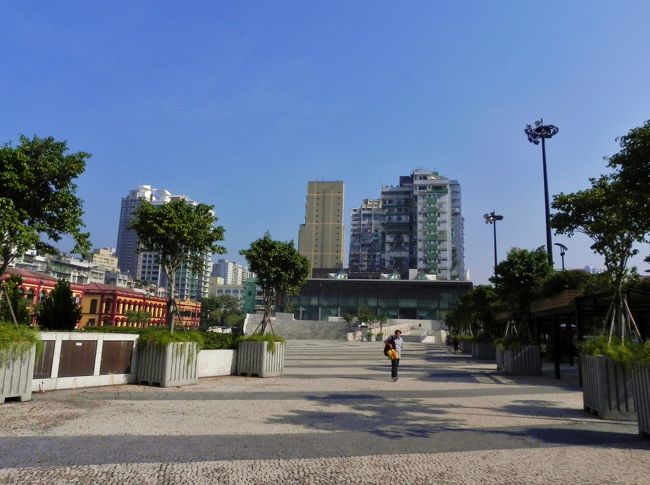 何に使われていたものなのか、投石広場を抜けていく