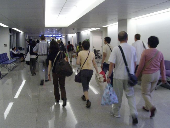 ホーチミンの空港では、３時間のトランジットの間は見る<br />物も無く、丸で強盗の様な売店でタイの空港でさえ、高く<br />ても４０バーツで買えるコーラに、３ドルの値段が付いて<br />居た時は、驚きました〜。（マジ）<br /><br />タイでは普段はコーラは１０バーツ（３０円）で飲めます<br />のに、ベトナム恐ろしやです。（笑）<br /><br />