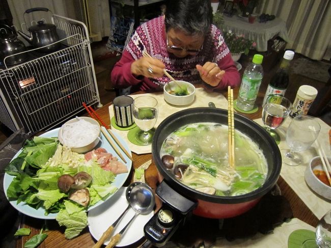夕食は矢張り寒いので、鍋に決定で〜〜す。<br /><br />今日は鳥の鍋で、温まりま〜〜す。（祝）
