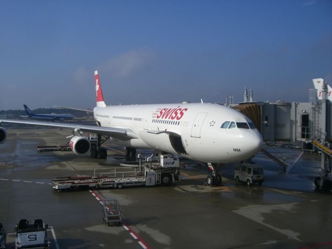 今回、成田から直行便が出ているスイス インターナショナル エアラインズを利用しました。シートは２−４−２という配置です。この航空機で約12時間かけて日本からスイスに行きます。<br />なお、時差ボケ対策として航空機に乗った時点で時計の針を現地時刻に合わせ機内を過ごしていました。（スイスの時間で行動するのに日本の時間を気にしても仕方がないので・・・）その結果、無事に時差ボケにならず快適に過ごせました。