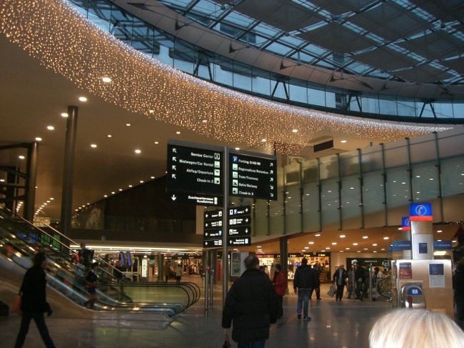 ﾁｭｰﾘｯﾋ空港駅（zurich flughafen)の内部です。クリスマス直前ということもあり華麗なイルミネーションが飾り付けられていました。この空港駅からﾁｭｰﾘｯﾋ中央駅までは約10分で着けます。<br />（※スイスの駅には改札がないのでそのまま列車に乗り込んでください。ただし列車には1等車と２等車がありますので自分が持っているパスが何等車かの確認が必要です。なお１等車には乗車口の上に黄色のラインがあるのでそれで１等車か２等車かを判断できます。）