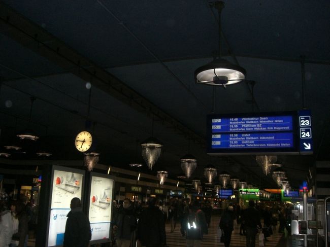 ﾁｭｰﾘｯﾋ中央駅(zurich ＨＢ）の地下構内です。いろいろなお店が入っており、また店が開いている時間も地上のお店よりも長いので結構便利に買い物ができます。<br />（なおﾁｭｰﾘｯﾋ中央駅はホームの番線が多いのでここから地方に行くときは少し迷います。）
