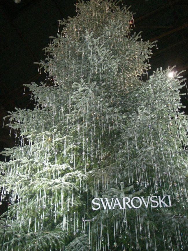 クリスマス恒例、中央駅に飾られているスワロフスキーのクリスマスツリーです。このツリーを囲むように屋台が置かれていて連日大勢の人がこの中央駅のクリスマスマーケットを訪れていました。