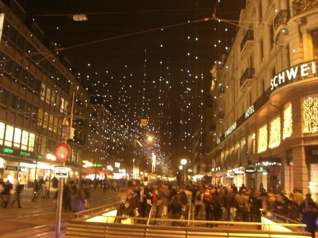 ﾁｭｰﾘｯﾋ中央駅を出た時のです。町中にイルミネーションが飾られてとても明るく町中がクリスマス一色でした。（なお、この通りは一部分だけ歩行者だけの区間となっていますがトラムが走っており、通りの真ん中をゆっくりと歩いているとトラムから警笛を鳴らされます。実際３〜４回トラムから警笛を鳴らされました。）