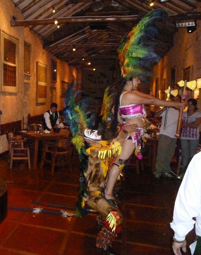 クスコの街並み、レストラン「TUNUPA」。インカ音楽のフォルクローレ。