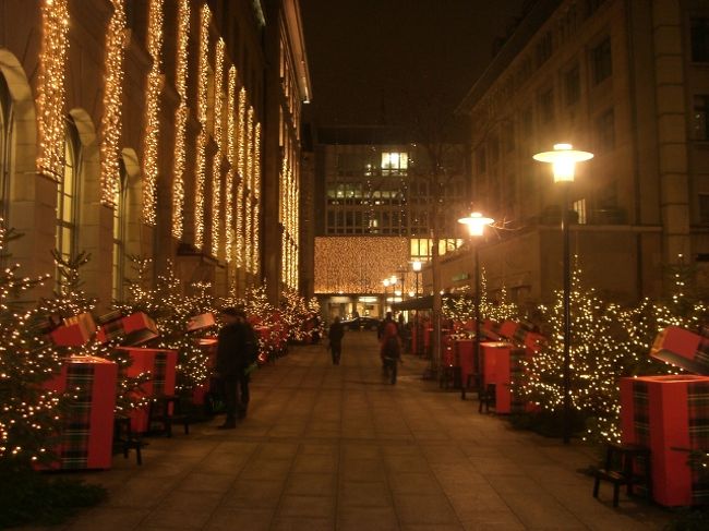 これは、中央の通りから少し路地に入ったところです。あまりにも綺麗だったので思わず写真を撮ってしまいました。ちなみに所々にあるプレゼント箱の中身はというと・・・