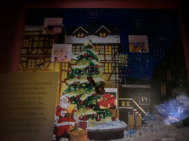 このようなクリスマスにちなんだ絵や置物が飾られています。