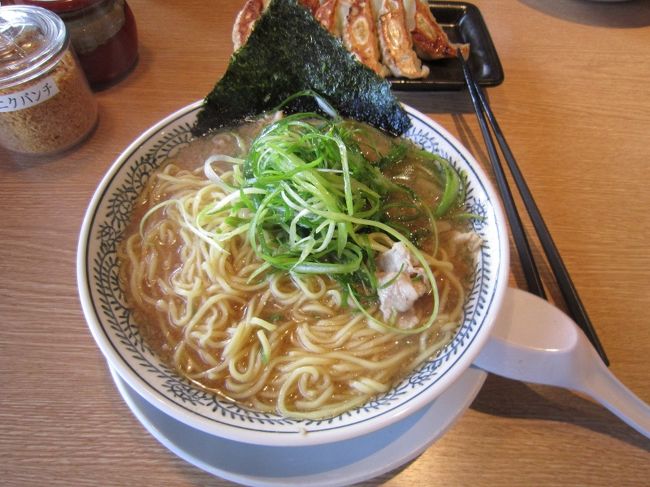 でもこのお店は出だしから好調で、お客で店内はー杯です。<br /><br />ＪＯＳＡＮはお店の名物肉ソバラーメンの大盛りネギ乗せ<br />を頼みました〜。（祝）