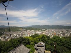 天守閣から見た松山市内。