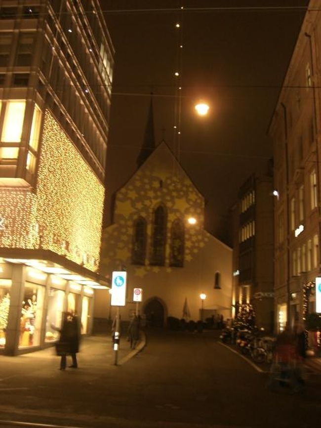 こんな感じの変わったイルミネーションもあり、とにかく町全体が華やかです。