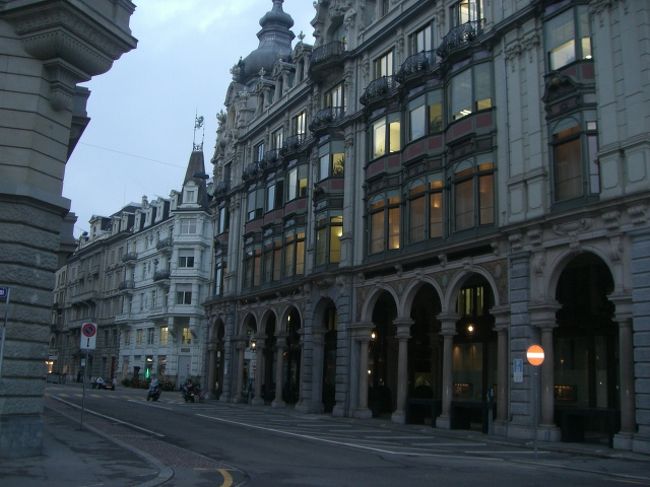 朝方のﾁｭｰﾘｯﾋの街並みです。ヨーロッパの街並みはどこを写真に撮っても絵になります。