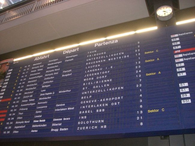 ちなみにスイスの駅の掲示板はすべてパタパタ方式です。これが全部一気にパタパタしたときは一瞬「おぉー」となります。（※もちろん電光掲示板もありますがこれほどの大きさではありません。）