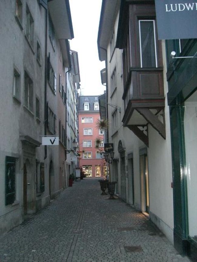 路地に入ったところです。各家の軒下にはハリセンボン型のイルミネーションが飾られており、これが夜になると幻想的な雰囲気となります。