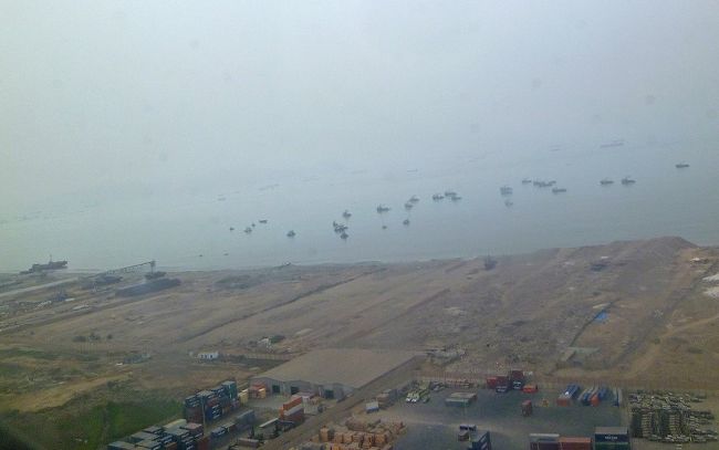リマ空港上空、海に停泊中の船舶も見える。