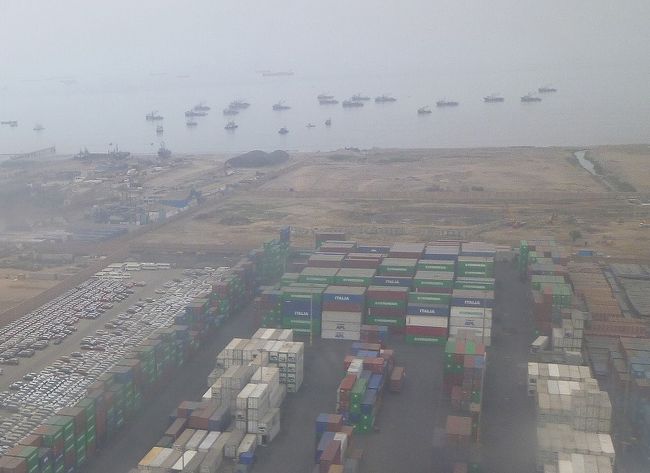 リマ空港上空、海に停泊中の船舶も見える。