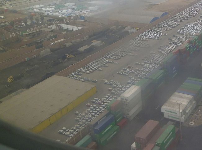 リマ空港上空、コンテナヤードに乗用車がぎっしり並んでいる。