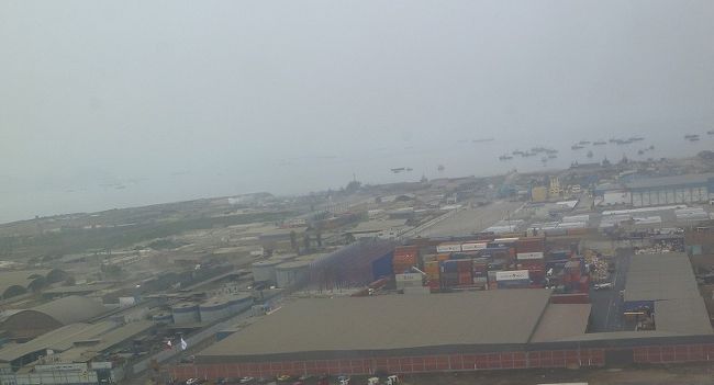 リマ空港上空、沖に船舶。
