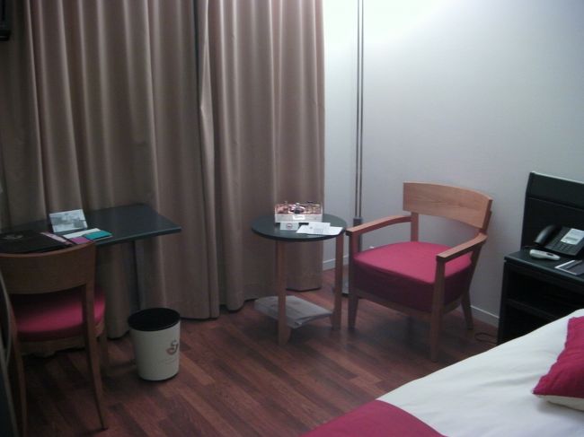 これがホテルの部屋です。少し狭く感じましたがスイス滞在3日間をこの部屋で快適に過ごせました。（セキュリティボックスも完備されており貴重品の保管も万全です。）
