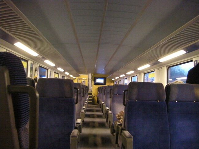 ﾁｭｰﾘｯﾋ空港〜中央駅までのＩＲ（列車の種類、普通電車みたいなもの）の１等車の車内です。<br />なお１等車は２等車に比べて比較的に人が少なく静かに車内で過ごせます。（人に迷惑をかけず大きなキャリーバックを持って移動するという点では良いです。ただし値段は高いですが・・・あと、中央駅までの間に車掌さんによるパスの検閲はありませんでした。）