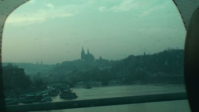 移動中、車中からプラハ城が見える。