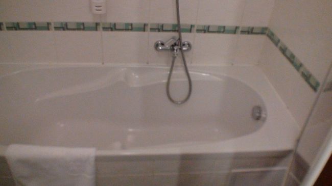 最初はシュワーしかない部屋だったが、風呂付きの部屋に変えてもらった。