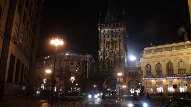 付近の探索に出てみる。<br />寒いと言うより冷たくて痛い、パリよりずっと寒い。<br />火薬塔　かつて城壁の門