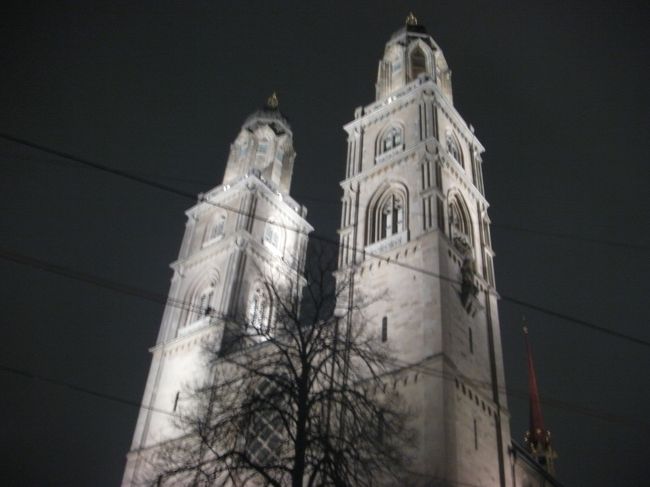 ライトアップされたグロスミュンスター。（※このときは中に入ることができませんでした。）