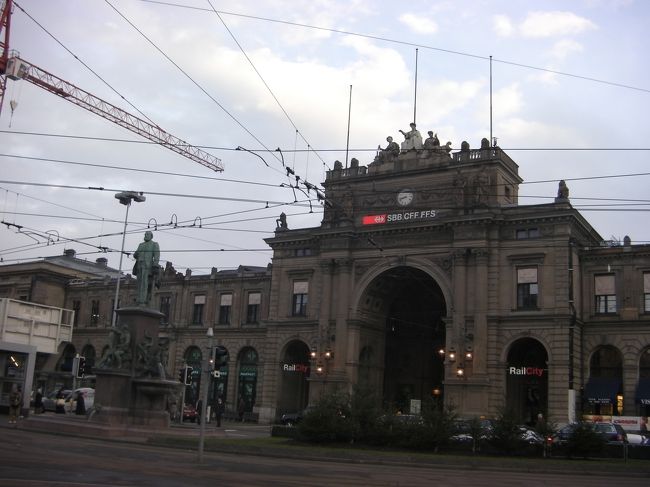 ﾁｭｰﾘｯﾋ中央駅の南側正面口です。ここからスイスの各地に向かいます。<br />(２日目は、午前中バーゼル、午後はベルンに向かう予定です。）<br />