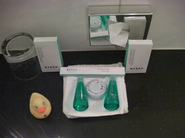 ホテルのアメニティです。なぜかアヒルのおもちゃが置いてあります。