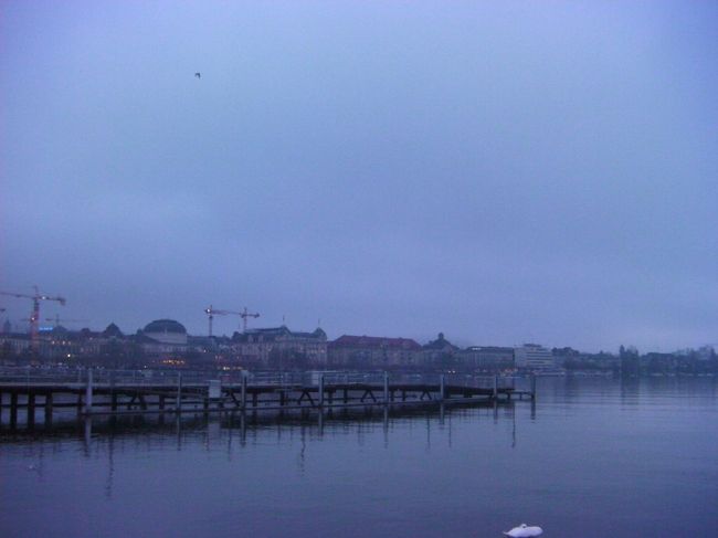 2日目。（12月23日）<br />朝の散歩でﾁｭｰﾘｯﾋ湖までやって来ました。あいにくの空です。<br />