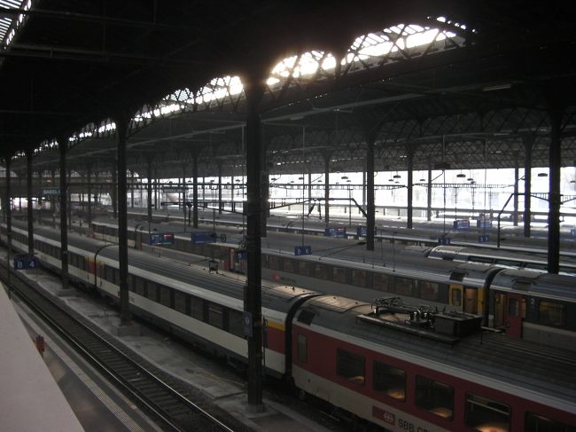 ﾁｭｰﾘｯﾋ中央駅から約一時間かけてバーゼル（Ｂａｓｅｌ）に到着しました。これはバーゼル駅のホームです。