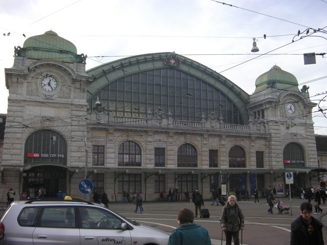 バーゼル駅の正面です。そのすぐ近くにトラム（路面電車）の駅があるのでひっきりなしにトラムが走っています。