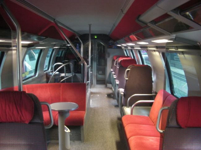 ﾁｭｰﾘｯﾋ〜バーゼル間のＩＣ（日本で言ったら快速電車みたいなもの）の１等車の車内です。二階建てでシートは基本的に２−１の配置ですが、席が向かい会わせなので実際は４人掛け、２人掛けとなっています。あと一部に写真のようなラウンジも設備されています。（※なおシートは回転できず、またリクライニングもできません。）
