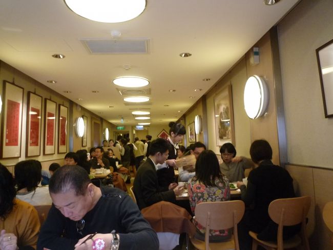 店内にはたくさんのお客さん。<br />みんなわくわく〜。