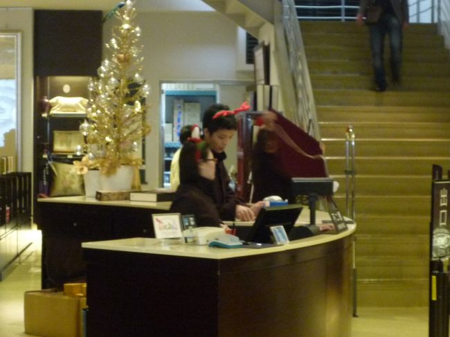 博物館の中は写真撮影が禁止なので撮れませんが<br />ここは博物館に併設されているお土産屋さん。<br /><br />もちろん定員さんはハッピーな耳を付けていました。