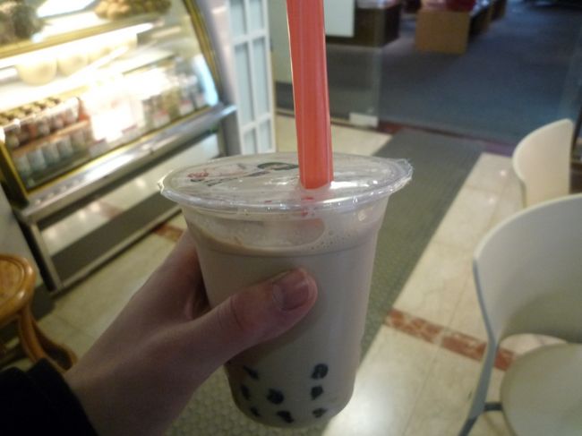 みなさんがお土産屋さんで買い物している間に<br /><br />タピオカミルクティー。<br /><br />この旅初のタピオカミルクティー。<br />大好きなんですよ〜。<br />日本でもよく飲んでいます。