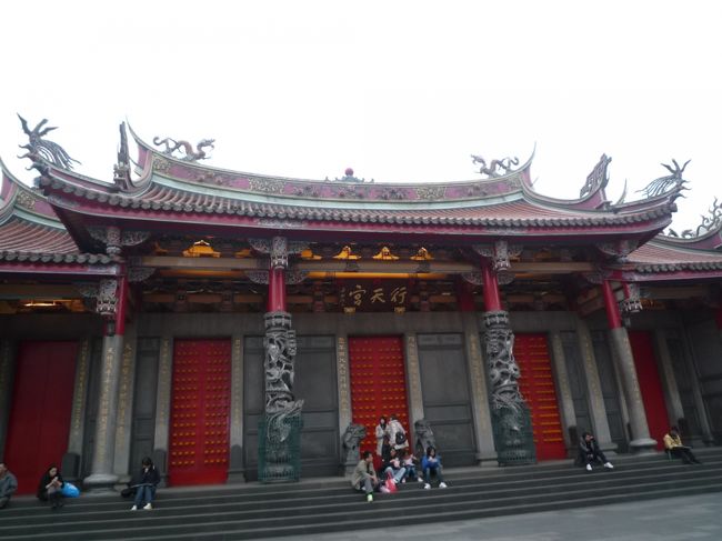 占い横丁から地上に出ると行天宮。<br /><br /><br /><br />