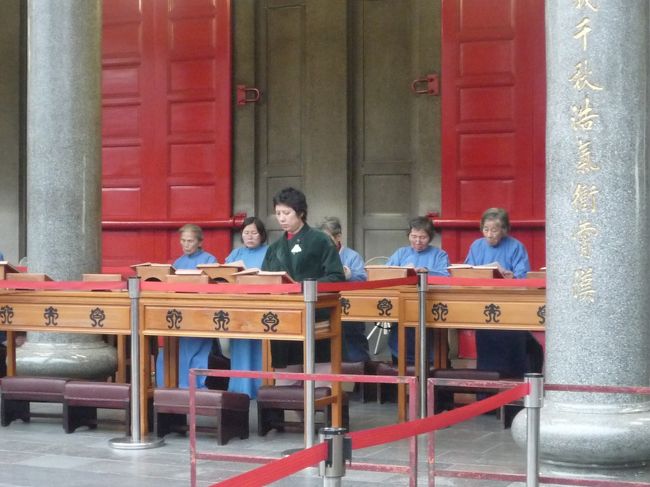 入り口ではもくもくと読んでいる方々。。。