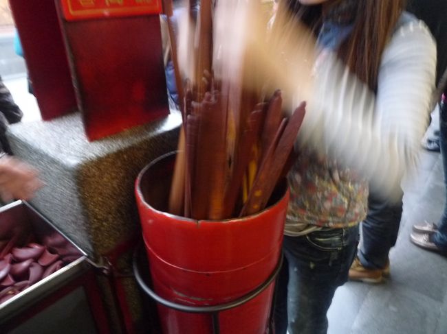 「表裏」がでたら<br />そのあと番号の書いてある棒を引きます。<br /><br />棒に書いてある番号で言いかもう1度赤い石をなげて聞きます。<br />「表裏」が出たらその番号のおみくじをもらいに行きます。