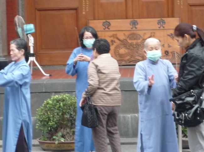 お払いをしてもらっているようです。