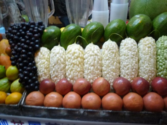 白いゴーヤ？？<br />やら野菜、果物などなどたくさん売っていました