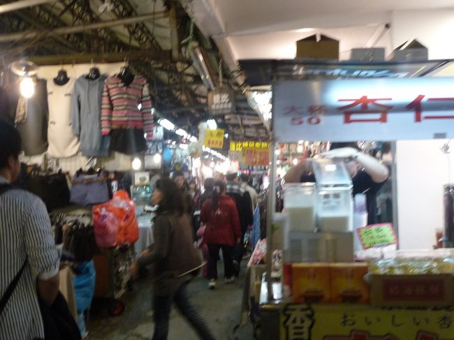 路地もたくさん、人もたくさん。