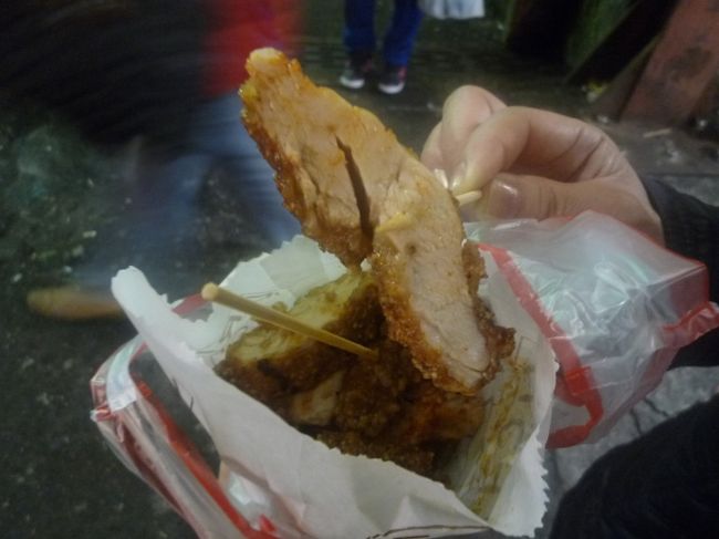 カットしてくれて<br />ついでに辛いパウダーも。<br /><br />甘辛くておいしい〜。