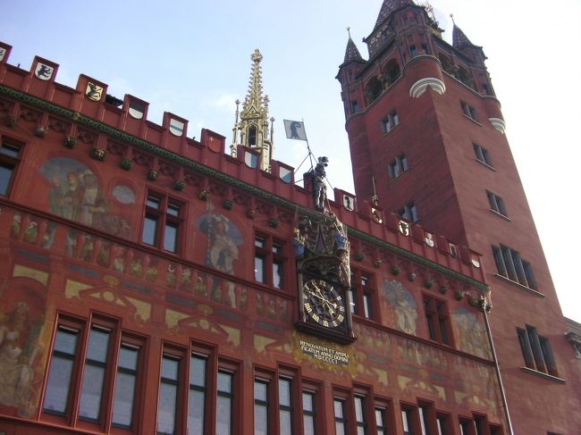 バーゼル市内を歩いているとやがて真っ赤な市庁舎に着きます。この市庁舎前のマルクト広場ではクリスマスマーケットが開かれています。