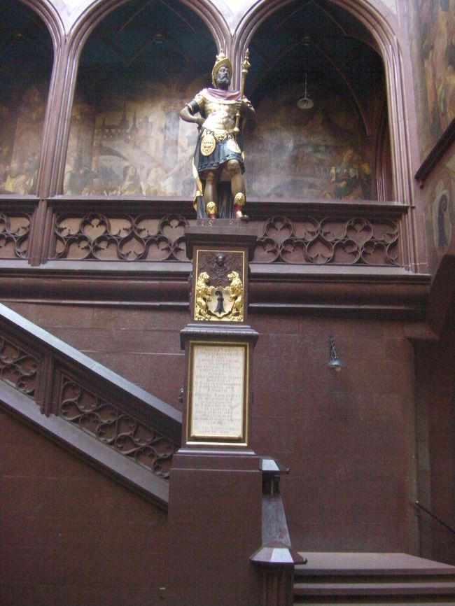 とりあえずバーゼル市庁舎の中庭に像があったので撮ってみました。