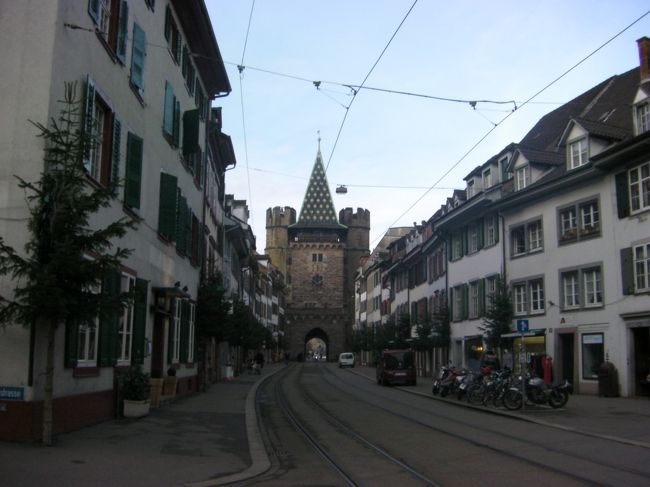 バーゼルの街並みをとことこ歩いていると、このシュパーレン門が見えてきます。