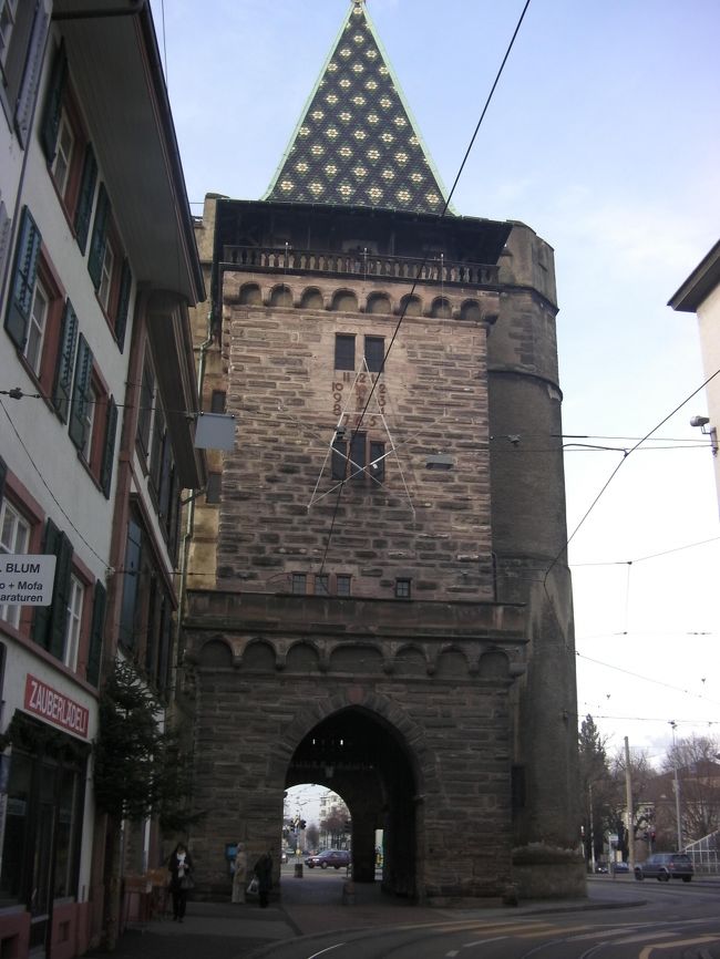 このシュパーレン門は14世紀に町を囲む城壁を最後に拡大した際に建てられて3つの門なかで一番美しいとされたものでフランス方面からバーゼルに入る場合にここを通らなければならなかったそうです。